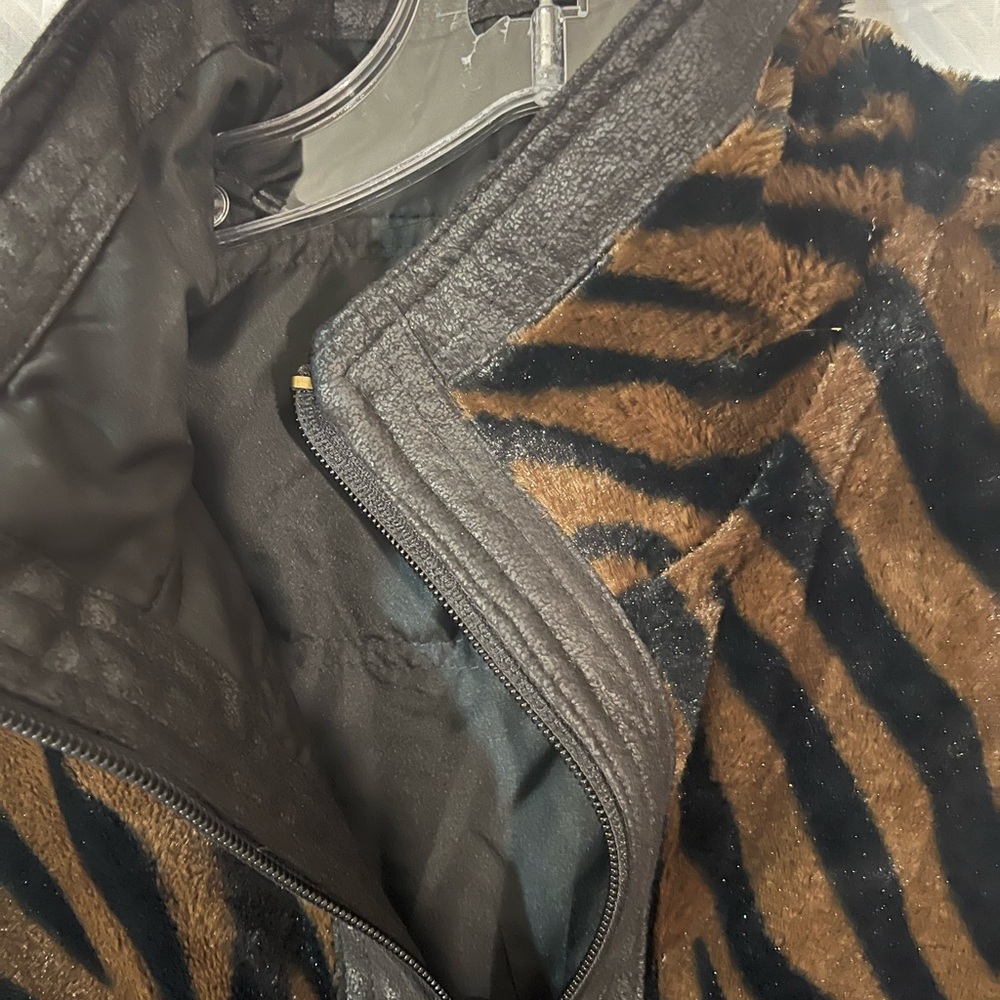 Women’s Animal print zipper front Vest. Size M
W3 - Picture 6 of 8